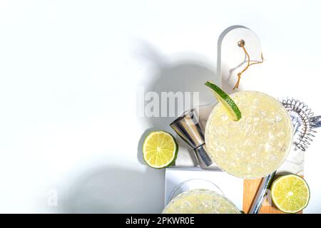 Saurer alkoholischer Limone Gin Gimlet Drink. Limonade martini alkoholgetränkte Cocktail garniert mit hellem, weißem Hintergrund, Kopierfläche Stockfoto