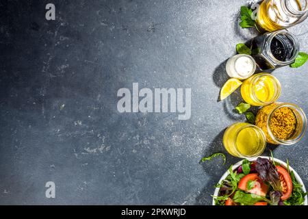 Verschiedene hausgemachte Salatdressings. Set mit verschiedenen Salatsoßen, Öl, Vinaigrette, Senf, Mayonnaise, ranch, Balsamico, Soja, Joghurtdressings Stockfoto