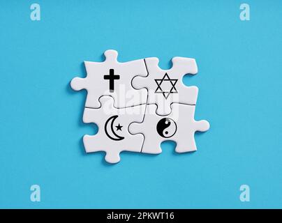 Einheit der Religionen. Glaube und religiöse Verbindung. Islam, Judentum, Christentum und Buddhismus ying Yang Symbole auf verbundenen Puzzleteilen. Stockfoto