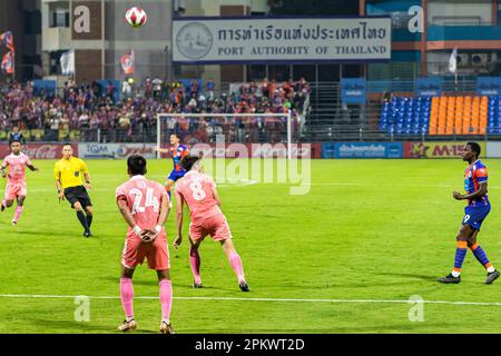 Fußballaktion während eines thailändischen Ligaspiels im PAT-Stadion, Klong Toey, Bangkok, Thailand zwischen Port FC und Sukhothai Stockfoto