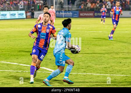 Fußballaktion während eines thailändischen Ligaspiels im PAT-Stadion, Klong Toey, Bangkok, Thailand zwischen Port FC und Sukhothai Stockfoto