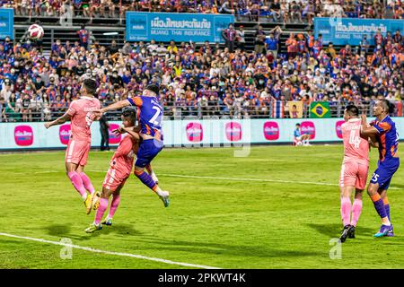 Fußballaktion während eines thailändischen Ligaspiels im PAT-Stadion, Klong Toey, Bangkok, Thailand zwischen Port FC und Sukhothai Stockfoto