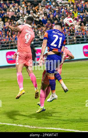 Fußballaktion während eines thailändischen Ligaspiels im PAT-Stadion, Klong Toey, Bangkok, Thailand zwischen Port FC und Sukhothai Stockfoto