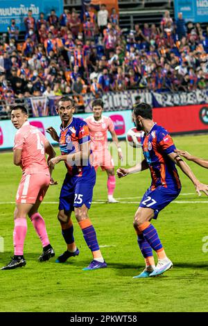 Fußballaktion während eines thailändischen Ligaspiels im PAT-Stadion, Klong Toey, Bangkok, Thailand zwischen Port FC und Sukhothai Stockfoto