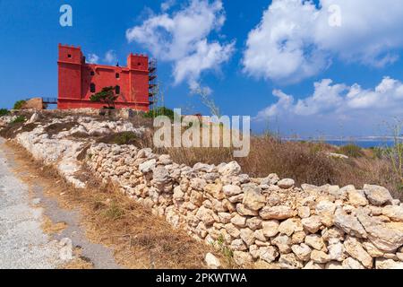 Landschaft mit dem Saint Agathas Tower, auch bekannt als der Rote Turm oder Fort Saint Agatha. Es handelt sich um einen großen Wachturm in Mellieha, Malta. Es war Stockfoto