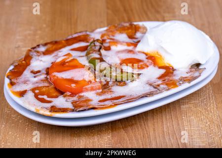 iskender Kebab. iskender Kebab mit Butter und Joghurt auf Holzboden. Türkische Köstlichkeiten. Lebensmitteltourismus. Schließen Stockfoto