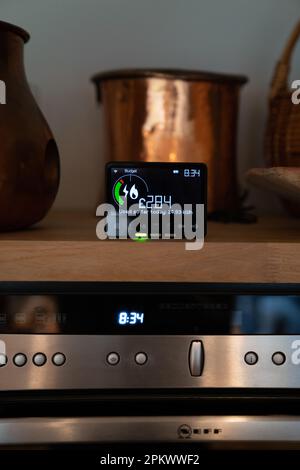 Gas- und Elektrizitätsverbrauch intelligenter Zähler in der Küche eines Hauses in England, Großbritannien. Stockfoto