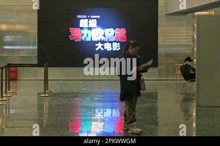 SHANGHAI, CHINA - 16. MÄRZ 2023 - Fans passieren ein Werbevideo von Super Mario Bros The Movie, ein klassisches Spiel IP, adaptiert von Nintendo Co LTD und Univ Stockfoto