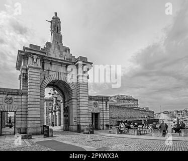 Das beeindruckende Haupttor zum Royal William Yard in Stonehouse Plymouth. Ein geschütztes historisches Gebäude; Eine Statue von König William IV. STEHT ÜBER DEM Stockfoto