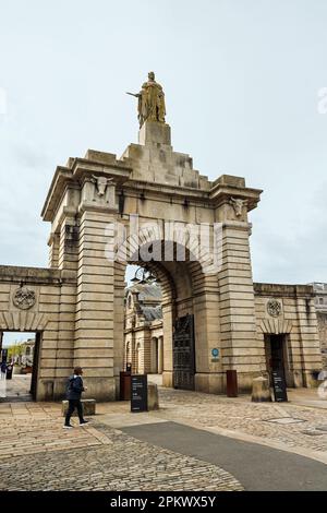 Das beeindruckende Haupttor zum Royal William Yard in Stonehouse Plymouth. Ein geschütztes historisches Gebäude; Eine Statue von König William IV. STEHT ÜBER DEM Stockfoto