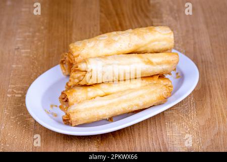 Pacanga-Gebäck. Pacanga Boregi mit Speck, Cheddar und Pfeffer in einer Keramikschüssel. Schließen Stockfoto