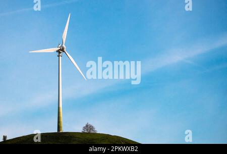 Stuttgart, Deutschland. 10. April 2023. Eine Windturbine dreht sich bei gutem Wetter gegen einen blauen Himmel. Kredit: Christoph Schmidt/dpa/Alamy Live News Stockfoto