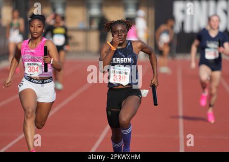 Reign Redmond (338) betreibt das Ankerbein auf der Carson Girls 4 x 100 m Staffel, die 45,51 beim Arcadia Invitational High School Meet am Samstag, den 8. April 2023 in Arcadia gewann. Kalif. Stockfoto