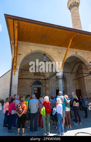 Touristen warten darauf, das Rumi-Grab in Konya zu betreten. Religiöser Tourismus in der Türkei. Konya Turkiye – 5.18.2022 Stockfoto