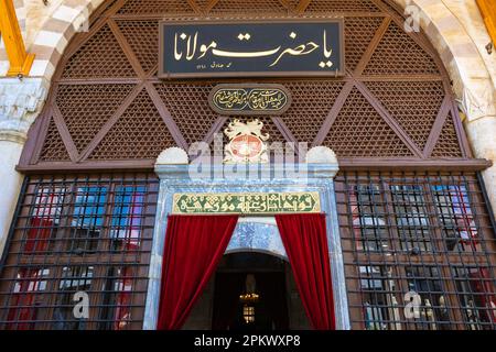 Eingang von Rumis Turbe in Konya. Konya Turkiye – 5.18.2022 Stockfoto