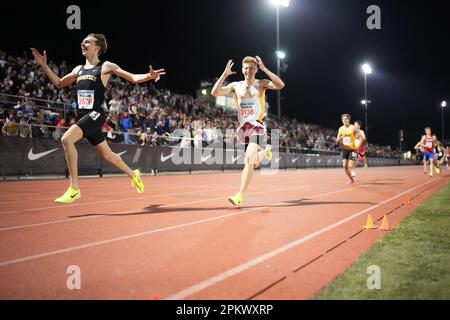 Will Heslam (2576) von Roosevelt besiegt Ryan Thomas (3138) von Torrey Pines und gewinnt die Meile in 4:12,20 bis 4:12,24, während der Arcadia Invitational High s Stockfoto