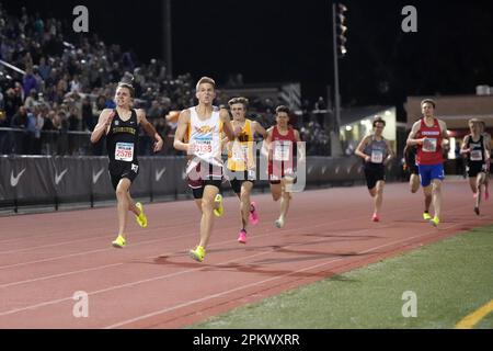 Will Heslam (2576) von Roosevelt besiegt Ryan Thomas (3138) von Torrey Pines und gewinnt die Meile in 4:12,20 bis 4:12,24, während der Arcadia Invitational High s Stockfoto