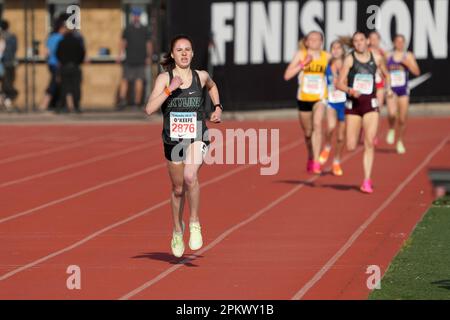 Rebecca O'Keefe von Skyline gewinnt die Girls Seed Mile in 4:48,24, während des Arcadia Invitational High School Meet am Samstag, den 8. April 2023, in Arcadia, Kalif. Stockfoto