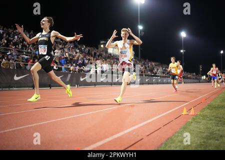 Will Heslam (2576) von Roosevelt besiegt Ryan Thomas (3138) von Torrey Pines, um die Meile zu gewinnen, 4:12,20 bis 4:12,24, während des Arcadia Invitational High School Meet am Samstag, den 8. April 2023, in Arcadia, Kalif. Stockfoto