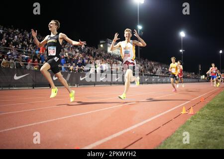 Will Heslam (2576) von Roosevelt besiegt Ryan Thomas (3138) von Torrey Pines, um die Meile zu gewinnen, 4:12,20 bis 4:12,24, während des Arcadia Invitational High School Meet am Samstag, den 8. April 2023, in Arcadia, Kalif. Stockfoto