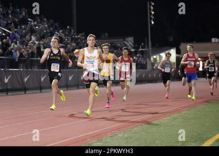 Will Heslam (2576) von Roosevelt besiegt Ryan Thomas (3138) von Torrey Pines, um die Meile zu gewinnen, 4:12,20 bis 4:12,24, während des Arcadia Invitational High School Meet am Samstag, den 8. April 2023, in Arcadia, Kalif. Stockfoto