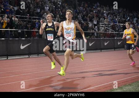 Will Heslam (2576) von Roosevelt besiegt Ryan Thomas (3138) von Torrey Pines, um die Meile zu gewinnen, 4:12,20 bis 4:12,24, während des Arcadia Invitational High School Meet am Samstag, den 8. April 2023, in Arcadia, Kalif. Stockfoto