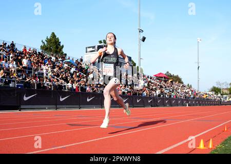 Rebecca O'Keefe von Skyline gewinnt die Girls Seed Mile in 4:48,24, während des Arcadia Invitational High School Meet am Samstag, den 8. April 2023, in Arcadia, Kalif. Stockfoto