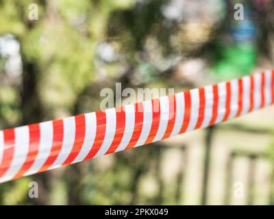 Nahaufnahme mit einem roten weißen Warnband. Stockfoto