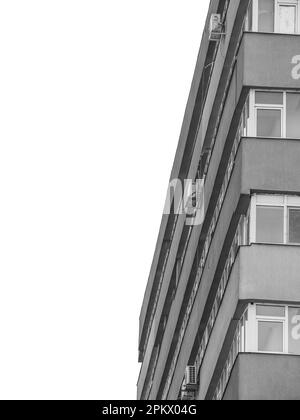 Neues, renoviertes altes kommunistisches Apartmentgebäude. Hässliches, traditionelles kommunistisches Wohnensemble. Abstrakte minimalistische Fotografie Stockfoto