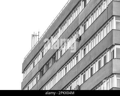 Neues, renoviertes altes kommunistisches Apartmentgebäude. Hässliches, traditionelles kommunistisches Wohnensemble. Abstrakte minimalistische Fotografie Stockfoto