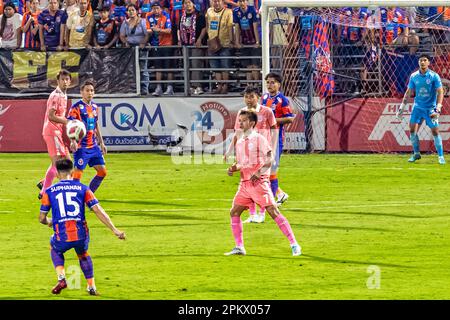 Fußballaktion während eines thailändischen Ligaspiels im PAT-Stadion, Klong Toey, Bangkok, Thailand zwischen Port FC und Sukhothai Stockfoto