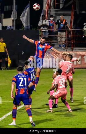 Fußballaktion während eines thailändischen Ligaspiels im PAT-Stadion, Klong Toey, Bangkok, Thailand zwischen Port FC und Sukhothai Stockfoto