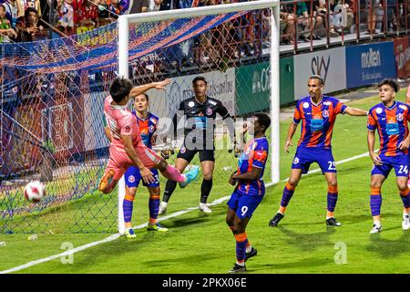 Fußballaktion während eines thailändischen Ligaspiels im PAT-Stadion, Klong Toey, Bangkok, Thailand zwischen Port FC und Sukhothai Stockfoto