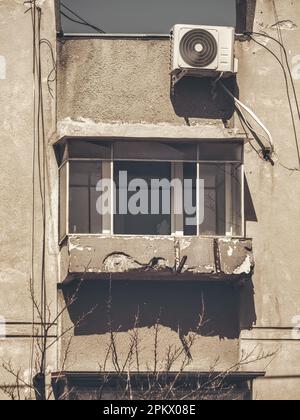 Altes, abgenutztes kommunistisches Wohnhaus in Bukarest, Rumänien. Klassisches Schwarzweißbild Stockfoto