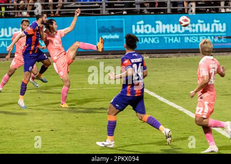 Fußballaktion während eines thailändischen Ligaspiels im PAT-Stadion, Klong Toey, Bangkok, Thailand zwischen Port FC und Sukhothai Stockfoto