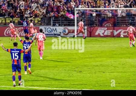 Fußballaktion während eines thailändischen Ligaspiels im PAT-Stadion, Klong Toey, Bangkok, Thailand zwischen Port FC und Sukhothai Stockfoto