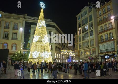 Weihnachtsbeleuchtung an der Plaza de la Constitucionin, neben der Calle Marques de Larios, Malaga, Andalusien, Costa del Sol, Spanien, Europa Stockfoto