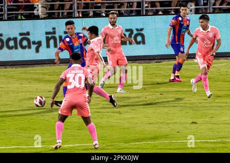 Fußballaktion während eines thailändischen Ligaspiels im PAT-Stadion, Klong Toey, Bangkok, Thailand zwischen Port FC und Sukhothai Stockfoto