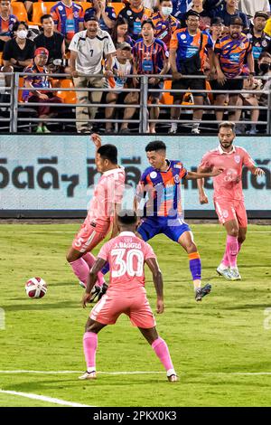 Fußballaktion während eines thailändischen Ligaspiels im PAT-Stadion, Klong Toey, Bangkok, Thailand zwischen Port FC und Sukhothai Stockfoto