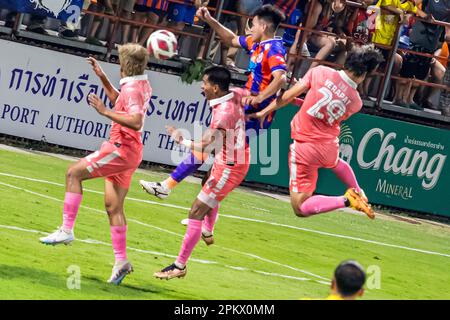 Fußballaktion während eines thailändischen Ligaspiels im PAT-Stadion, Klong Toey, Bangkok, Thailand zwischen Port FC und Sukhothai Stockfoto