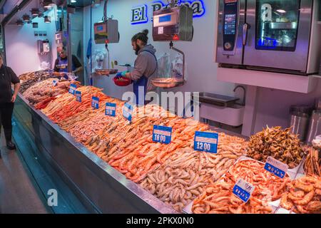 Frische Garnelen im „Mercado Central de Atarazanas“, Altstadt von Malaga, Andalusien, Costa del Sol, Spanien, Europa Stockfoto