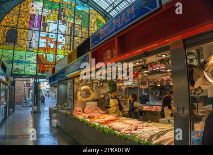 Frischer Fisch im „Mercado Central de Atarazanas“, Altstadt von Malaga, Andalusien, Costa del Sol, Spanien, Europa Stockfoto