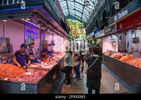 Frischer Fisch und Meeresfrüchte im „Mercado Central de Atarazanas“, Altstadt von Malaga, Andalusien, Costa del Sol, Spanien, Europa Stockfoto