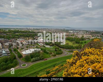 Von der Spitze des Arthurs Seat, dem berühmten Hügel in der Nähe der Stadt, haben Sie einen Blick über Edinburgh, die Hauptstadt Schottlands. Stockfoto