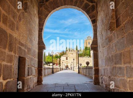 Antikes Hufeisen-Tor auf der Brücke in Toledo, Spanien Stockfoto