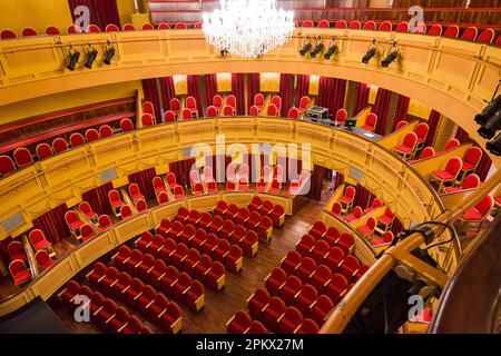 Almagro, Spanien - 23. Juni 2022: Inneneinrichtung mit Bühne und Ständen des Stadttheaters von Almagro ohne Menschen Stockfoto