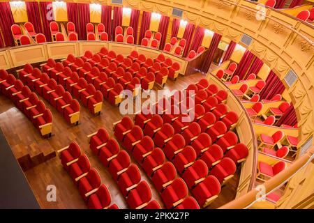 Almagro, Spanien - 23. Juni 2022: Inneneinrichtung mit Bühne und Ständen des Stadttheaters von Almagro ohne Menschen Stockfoto