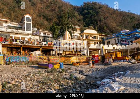 Rishikesh, Uttarakhand - 27.03.2023: Yoga-Stadt in Indien, Gange River Ganga RAM Jhoola Jula Landschaft. Yoga-Hauptstadt der Welt. Hochwertiges Foto Stockfoto