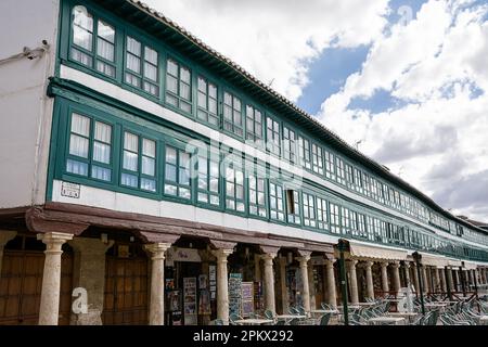 Almagro, Spanien - 23. Juni 2022: Geschlossene Balkone (Galerien) auf dem Hauptplatz von Almagro (Spanien) Stockfoto