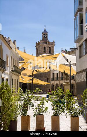 Villanova de la Serena, Spanien - 26. Juni 2022: Quadrat mit Schattendecken in Villanova de la Serena (Spanien) Stockfoto